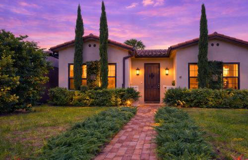 Elegant 4BR Home Guest House Private Yard - Foto 3