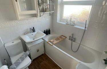 Stylish Home Away From Home! 6 Minutes from Beach! - Foto 22