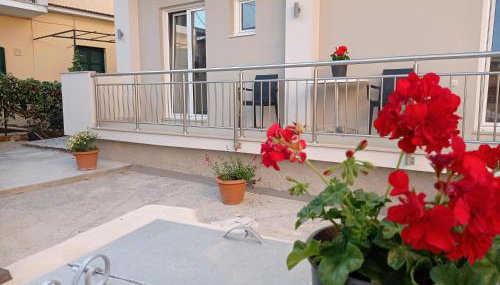 KELLY APARTMENTS - Photo 5