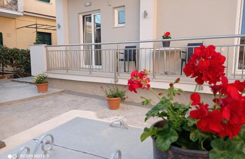 KELLY APARTMENTS - Photo 5