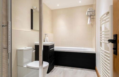 Corn Barn at East Trenean Farm -Luxury Cornish Barn Conversion sleeping 8 with hot tub, private garden, rural views and EV facilities - Foto 14