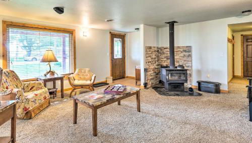 Family Home with Hot Tub - Walk to Johnson Lake! - Foto 3