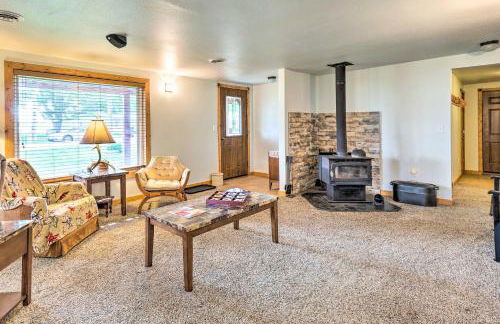 Family Home with Hot Tub - Walk to Johnson Lake! - Foto 3