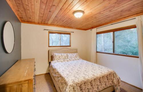 Peaceful and Idyllic Forest Cabin with Pool Table - Foto 11