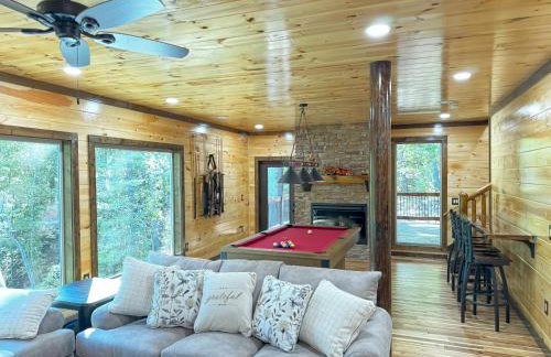 Luxe Cabin with Game Room, Hot Tub & Firepit - Foto 27