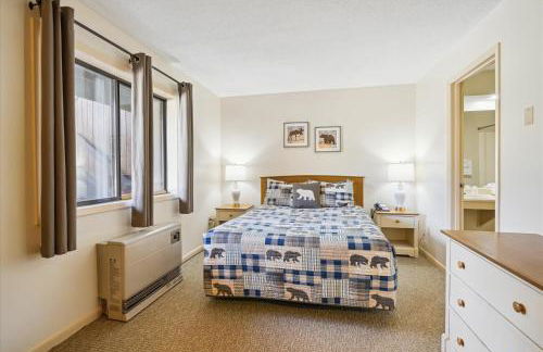 Cedarbrook Two Queen Bed Standard Hotel Room with outdoor heated pool 102 - Foto 2