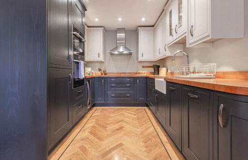 LUXURY Victorian Flat 2 bed 2 bath Flat Sleeps 4 to 7 - Photo 6