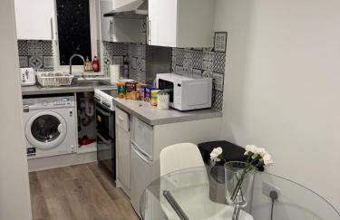 Stylish Modern Gatwick Studio, Free Parking, Free WiFi - Foto 6