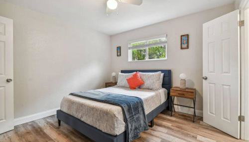 Family Friendly Beach Escape - Modern Retreat near Beaches - Sleeps 6 - Fast WiFi - Foto 2
