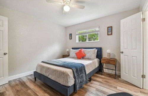 Family Friendly Beach Escape - Modern Retreat near Beaches - Sleeps 6 - Fast WiFi - Foto 2