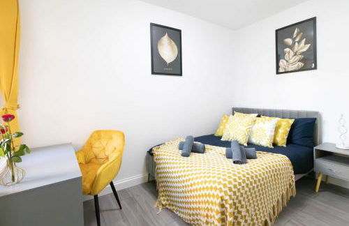 Open Mind Property - 6 Luxury Bedrooms with Free Parking - Photo 36