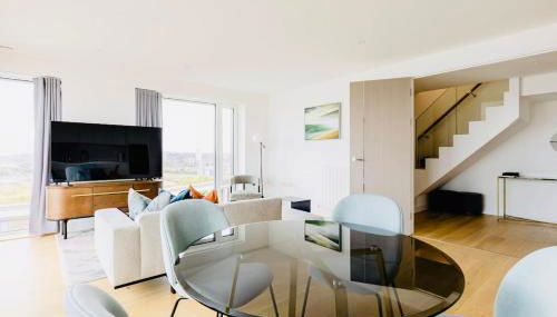 Executive Waterfront Split Penthouse - Photo 4