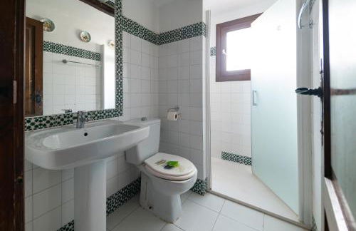 Comfortable Spacious Family House, Large Terrace and Garden, Beach and Bars - Photo 41