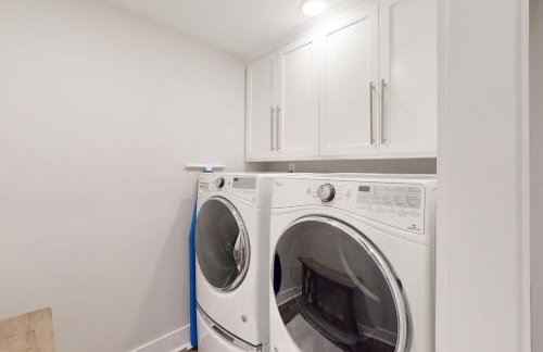 Stylish dog-friendly townhome with firepit & enclosed yard - blocks to downtown - Photo 22
