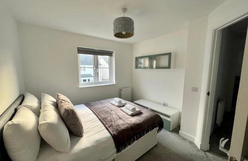 Beautiful 4-Bedroom House with Private Garden & Parking - Foto 6