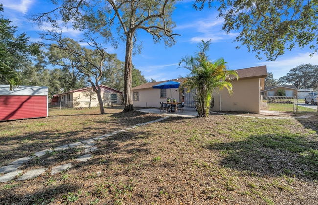 Serenity Retreat: Charming Home Near Attractions! 3 Bedroom Home by RedAwning - Foto 31