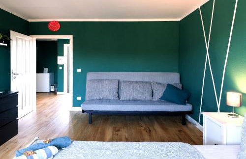 - Forest Retreat Deluxe - 2 Bedroom Apartment - 75 qm - Fully Renovated 2025 with TV & Netflix - King Size Beds - Full Kitchen - Free Parking - Close to Airport & Train - - Foto 10