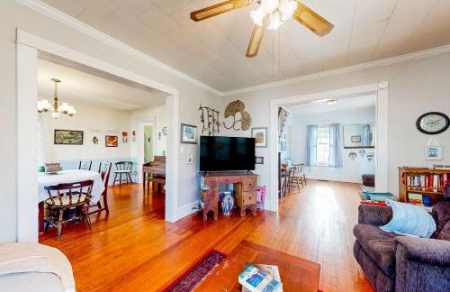 Yard, Porch and Fire Pit! Century-Old Hebron Escape - Foto 6