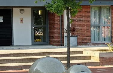 Beautiful Marina Apartment with private garden, flexible bedrooms with zip & link beds - Photo 26