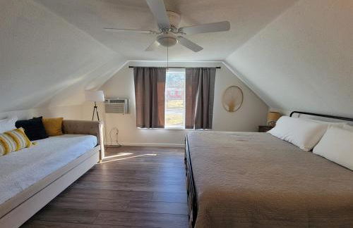 5BR Log Home w Hot Tub & Dock on Lake of Egypt - Photo 31