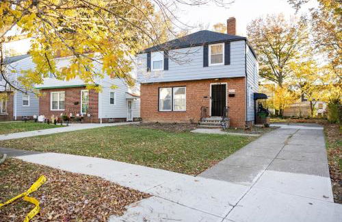 Euclid Near Lake Erie Cleveland king bed - Foto 24