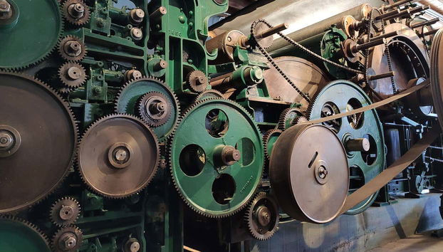 Observaremos antigas máquinas têxteis