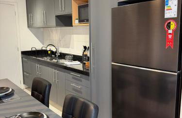 Studio 63 novo, luxuoso e completo com ar condicionado e cama Queen Size - Centro Mogi - Até 4 Pessoas - Foto 17