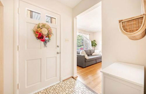 3BR Home - Free Parking-WiFi Kitchen Laundry-Kids Friendly-Near DC & Downtown & Metro-Patio & Deck - Foto 14