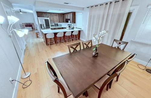 Spacious 4BR Family Home Free Parking, Fast WiFi, Near Galleria & Fountains - Foto 31