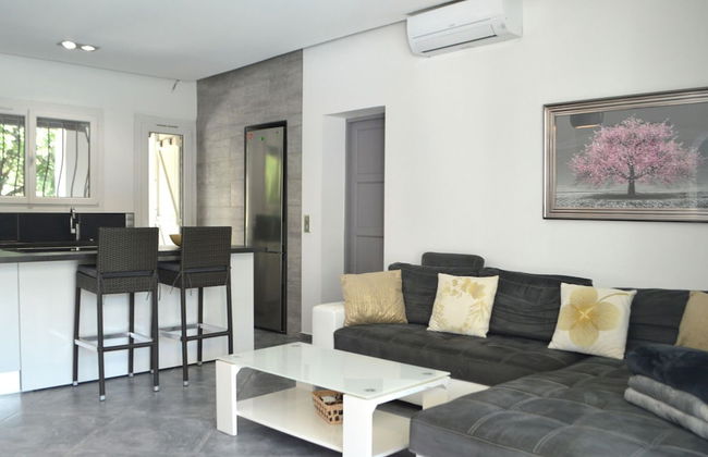 Modern Holiday Home With Private Pool and Garden - Foto 11