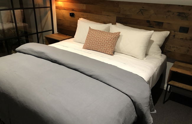 Timber Door Luxury Accommodation Geelong - Photo 3