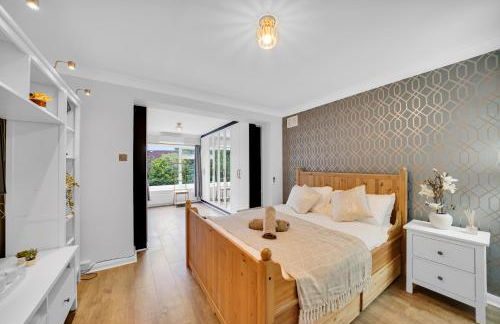 Lux 5 Bed sleeps 11, 10 mins from Wembley Stadium, Jacuzzi and Steam Shower - Photo 10