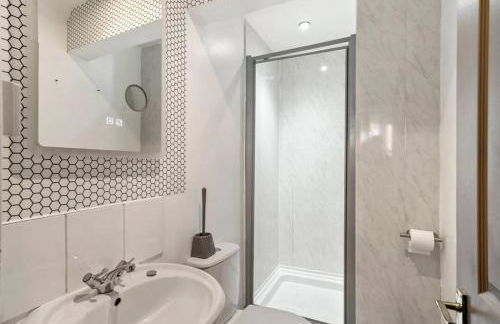 Spacious 5-Bed Canterbury Retreat - Sleeps 14 - 4 Baths - Foto 8