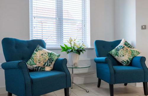 Stylish Innsworth home with garden & parking - Photo 10