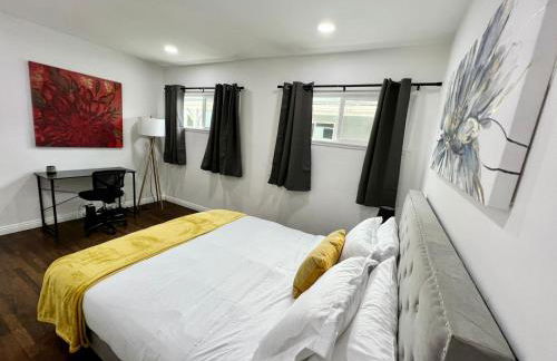 Cozy 3BR Home With Pool, Yard, Garage, and 80 inch TV! - Foto 39