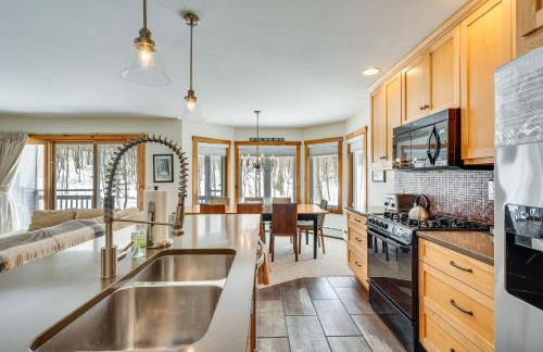 Ski-In Resort Family Condo with Deck at Jay Peak! - Foto 8