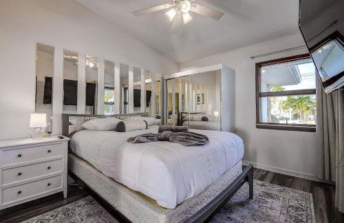 Family Waterfront 4BR Home Heated Pool Private Pier - Photo 34