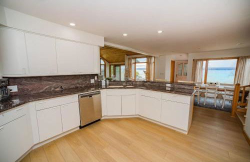 Crystal Lake Hillside with Private Sandy Beach - Foto 10