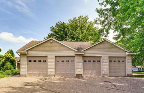 Spacious Lakefront Home with Spectacular Views! - Foto 27