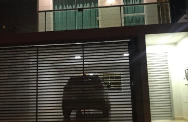 Sobrado casa de alto padrão, ar condicionado em todos os cômodos, aquecimento à gás, com piscina aquecida e área de festas - para o Show Rural 2026, fácil acesso a Rodovia 277 - Foto 1