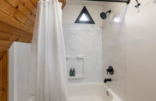 2BR A-Frame Cabin w Hot Tub Near Wine Trail - Foto 19