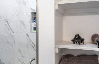 Adorable 2BR-2BA House with EV & Free Parking and Family Friendly in Los Angeles - Photo 41