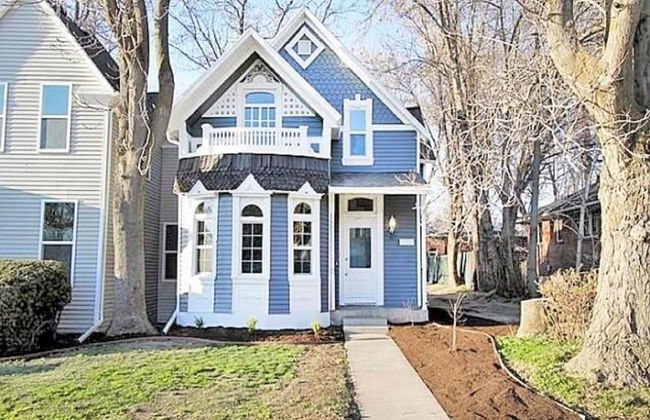 Historic Downtown Victorian Home - Photo 1