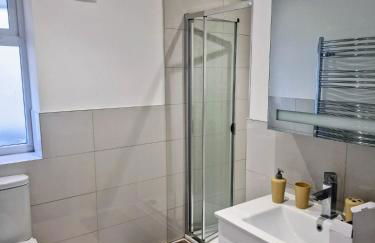 Bright 2-Bed Flat with Free Parking near Whetstone - Foto 6