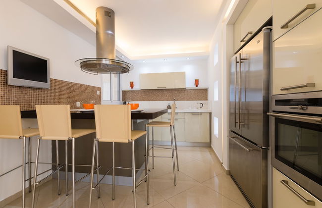 Apartment with Sauna, Hot Tub & Parking - Photo 9