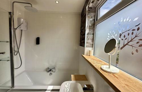 Fantastic 2-Bed House with Parking - Hosted by Hutch Lifestyle - Foto 39