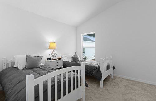 Cozy Family Stay- Queen-Double-Twins Bed- Full Kitchen-Netflix-Golf Cart-WiFi - Photo 5