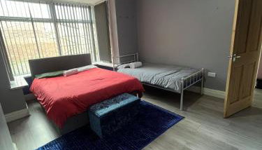Giga Residential 4 Bedrooms, 8 guests , Near City Centre, Arcade Machine, Sky TV, Netflix, Free Wifi, Free Parking - Foto 2
