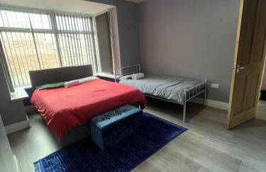 Giga Residential 4 Bedrooms, 8 guests , Near City Centre, Arcade Machine, Sky TV, Netflix, Free Wifi, Free Parking - Foto 2