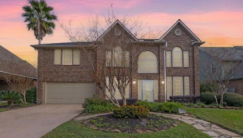 Gorgeous 6BR 3 5 Bth Home with Pool and Game Room - Photo 4